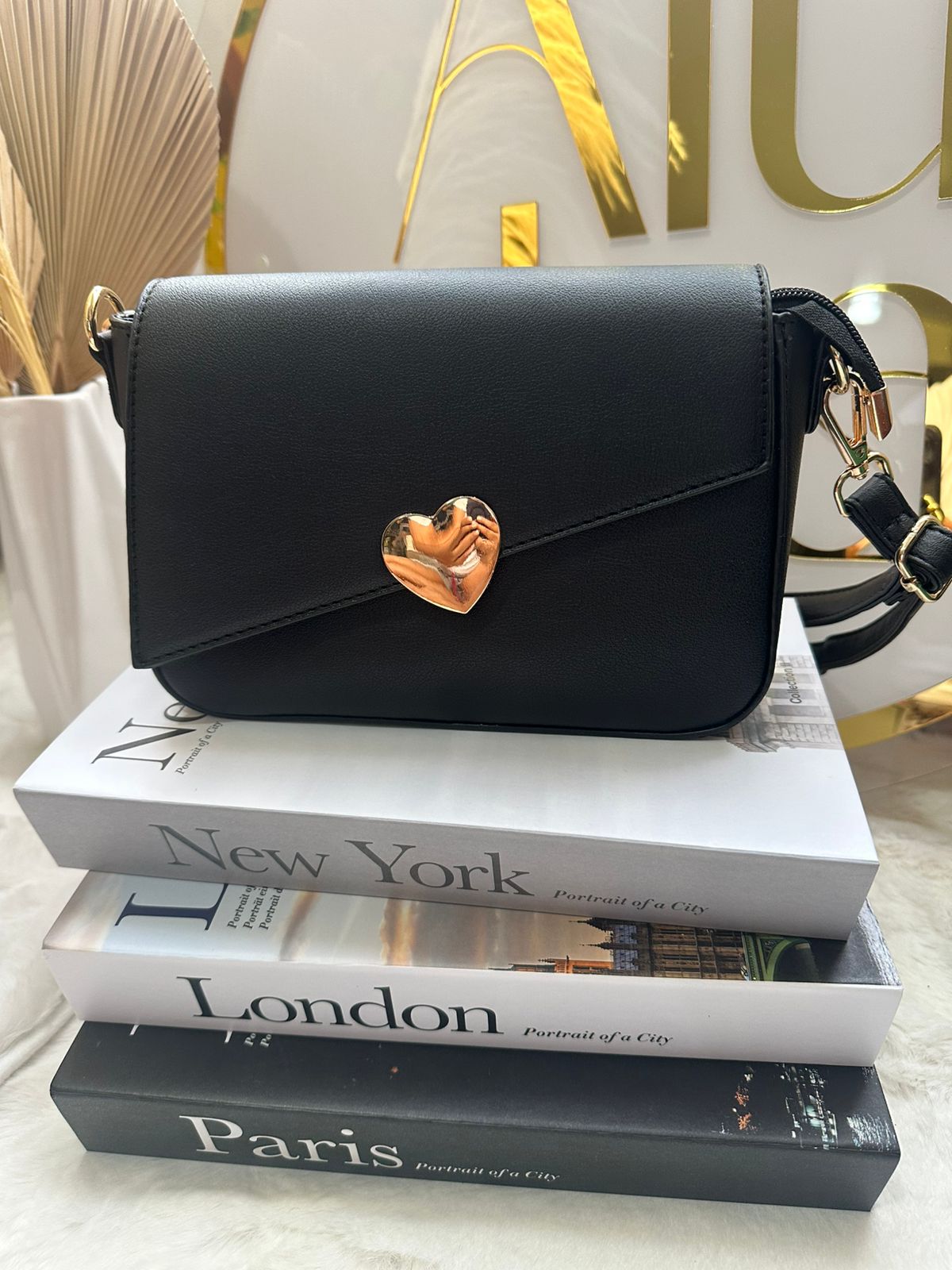 Cartera cuadrada con broche corazón
