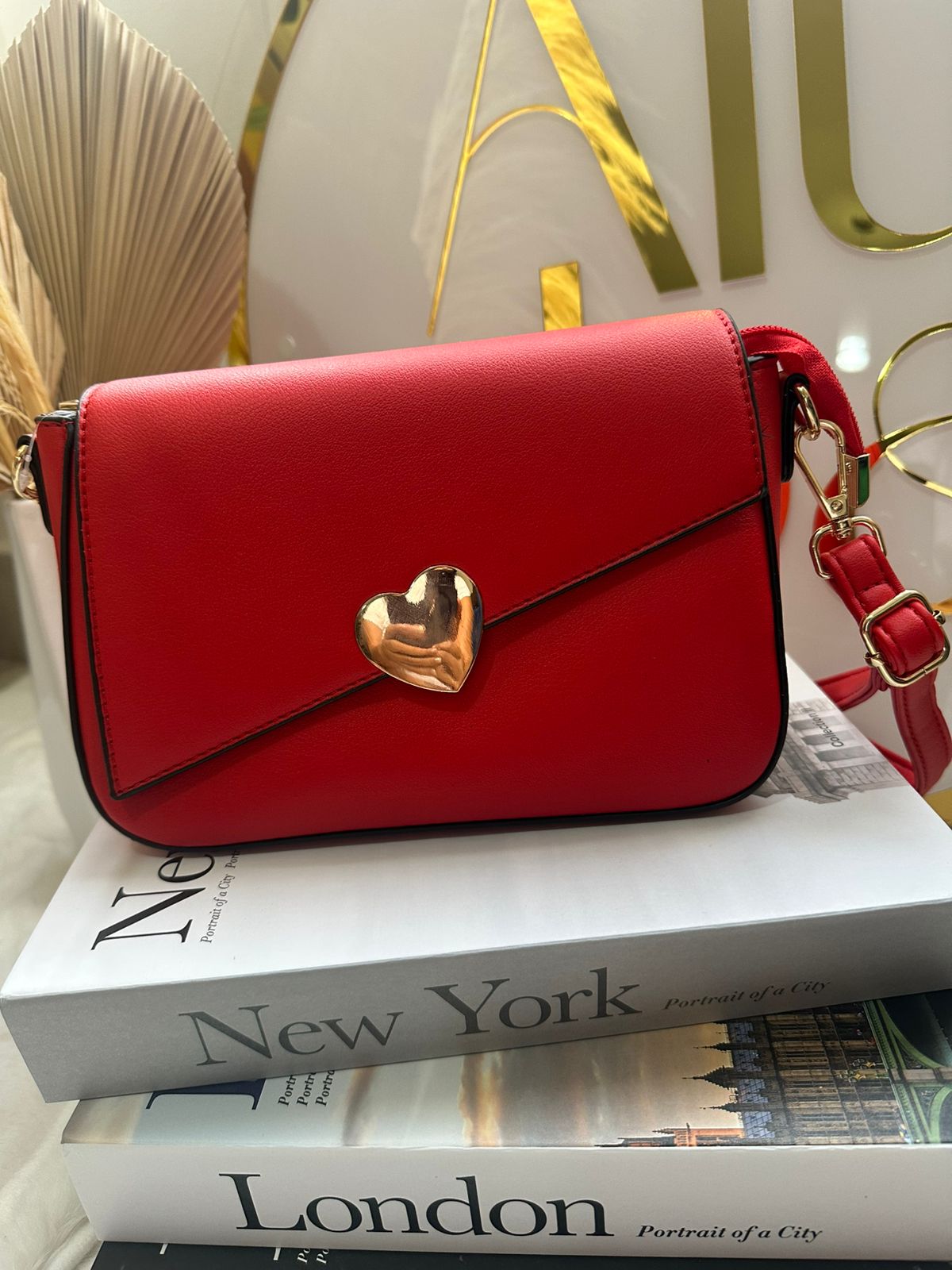 Cartera cuadrada con broche corazón