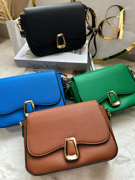 Cartera cuadrada con broche cuadrado