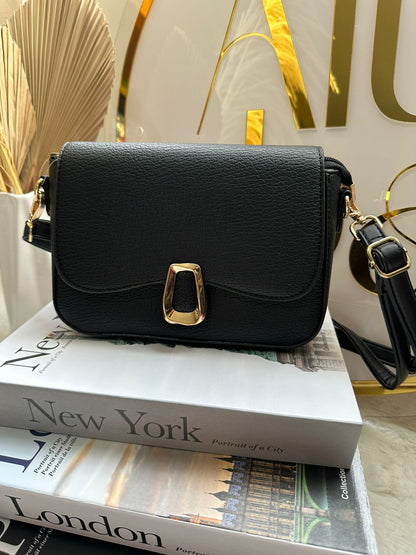 Cartera cuadrada con broche cuadrado