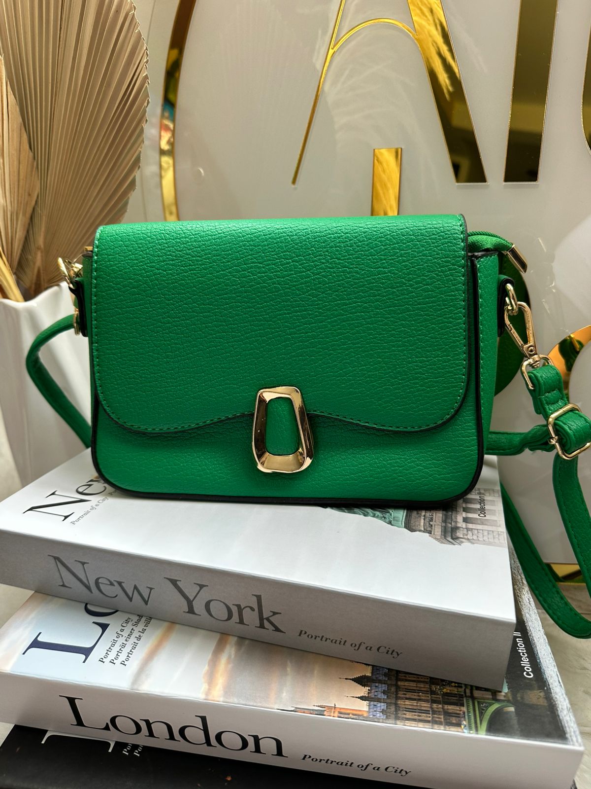 Cartera cuadrada con broche cuadrado
