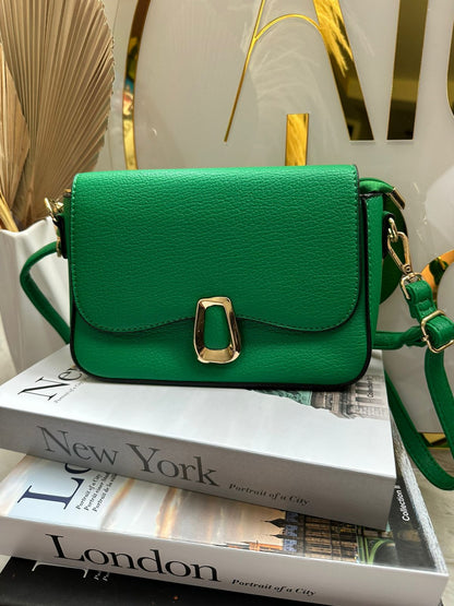 Cartera cuadrada con broche cuadrado
