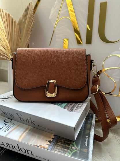 Cartera cuadrada con broche cuadrado