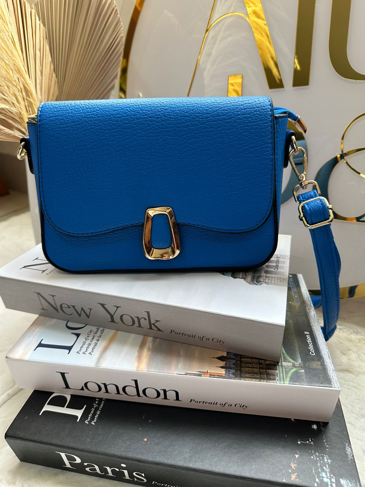 Cartera cuadrada con broche cuadrado