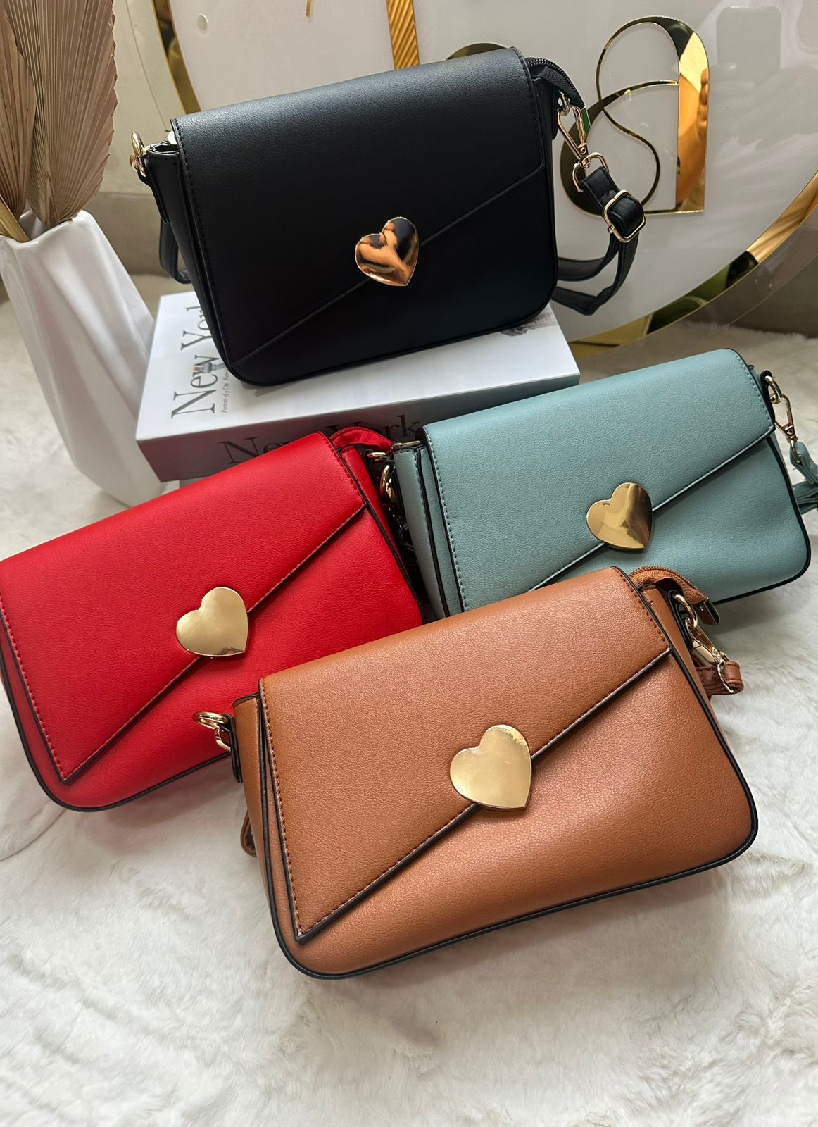 Cartera cuadrada con broche corazón