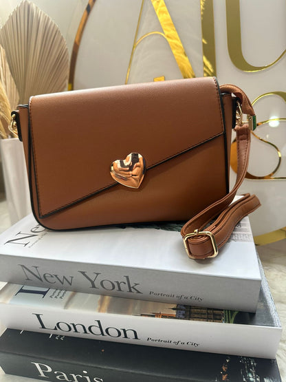 Cartera cuadrada con broche corazón