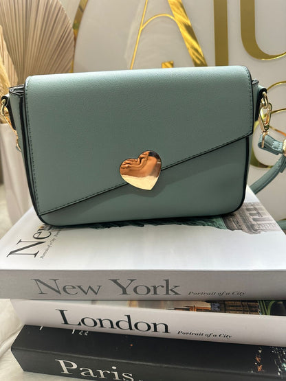 Cartera cuadrada con broche corazón
