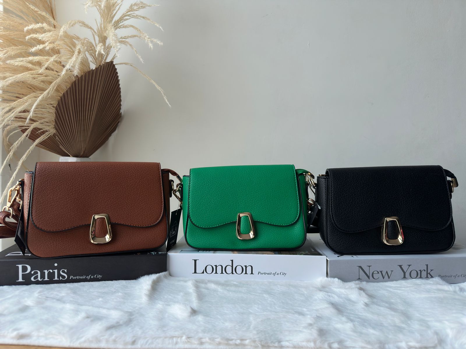Cartera con broche