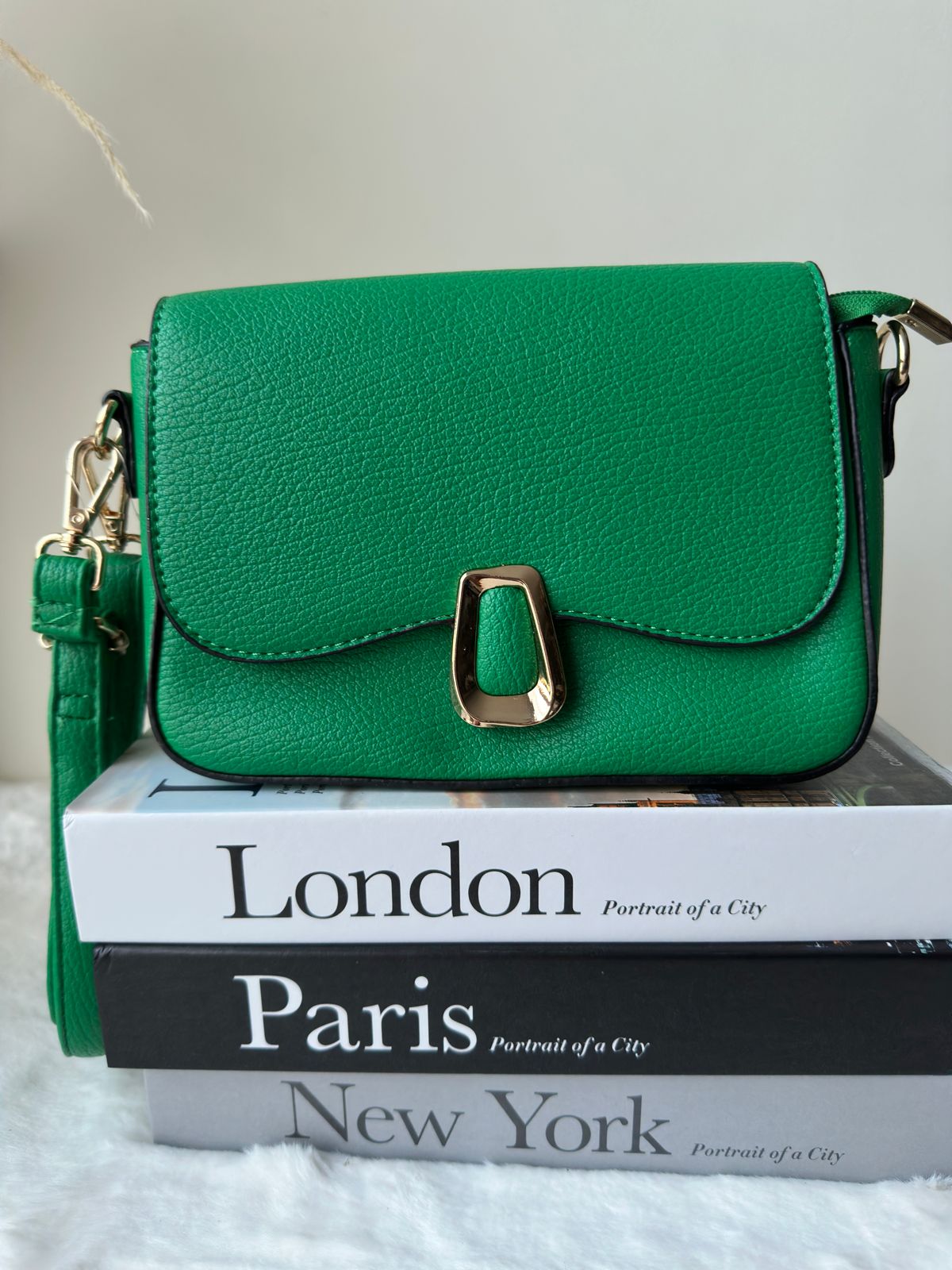 Cartera con broche