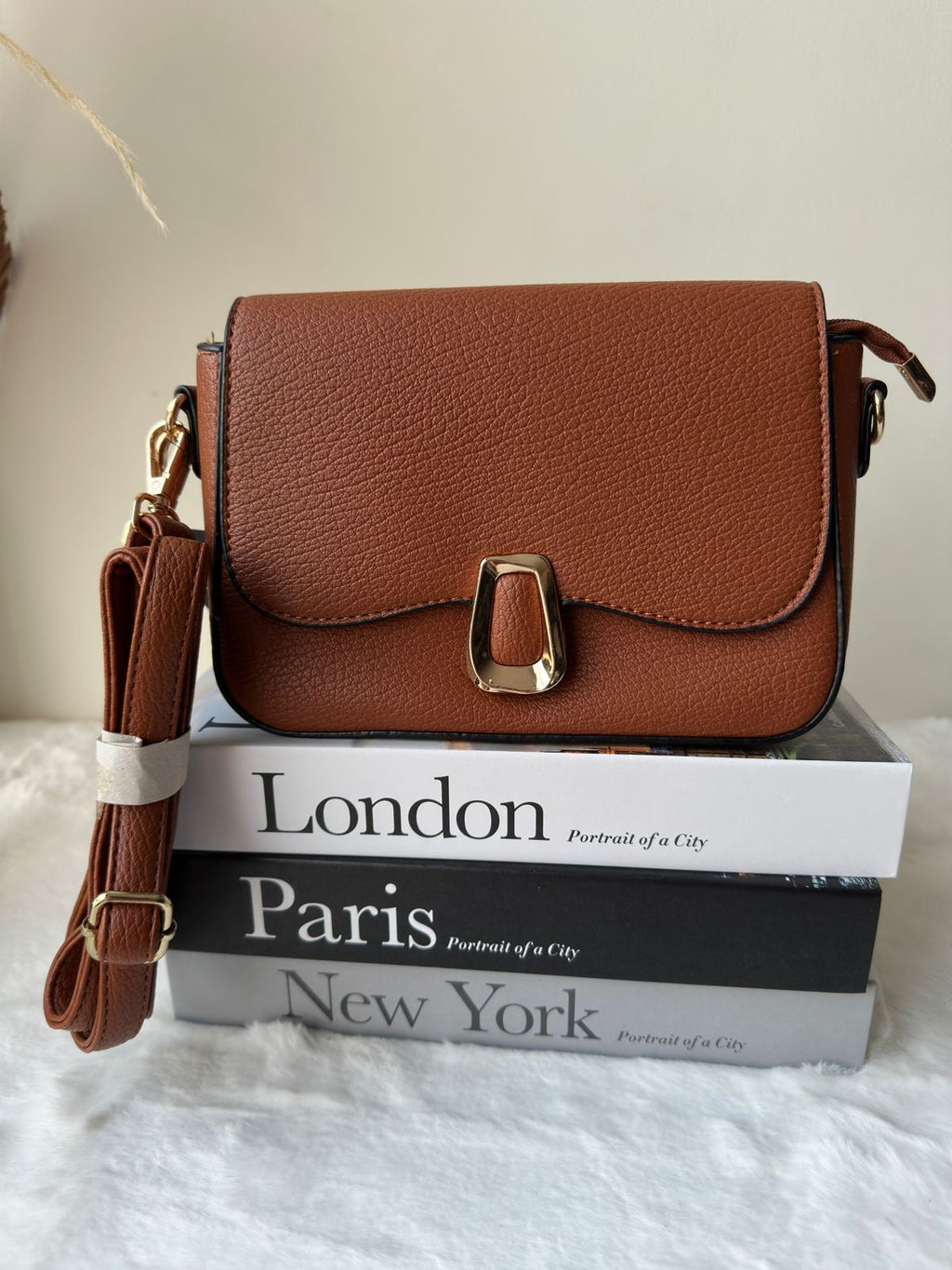 Cartera con broche