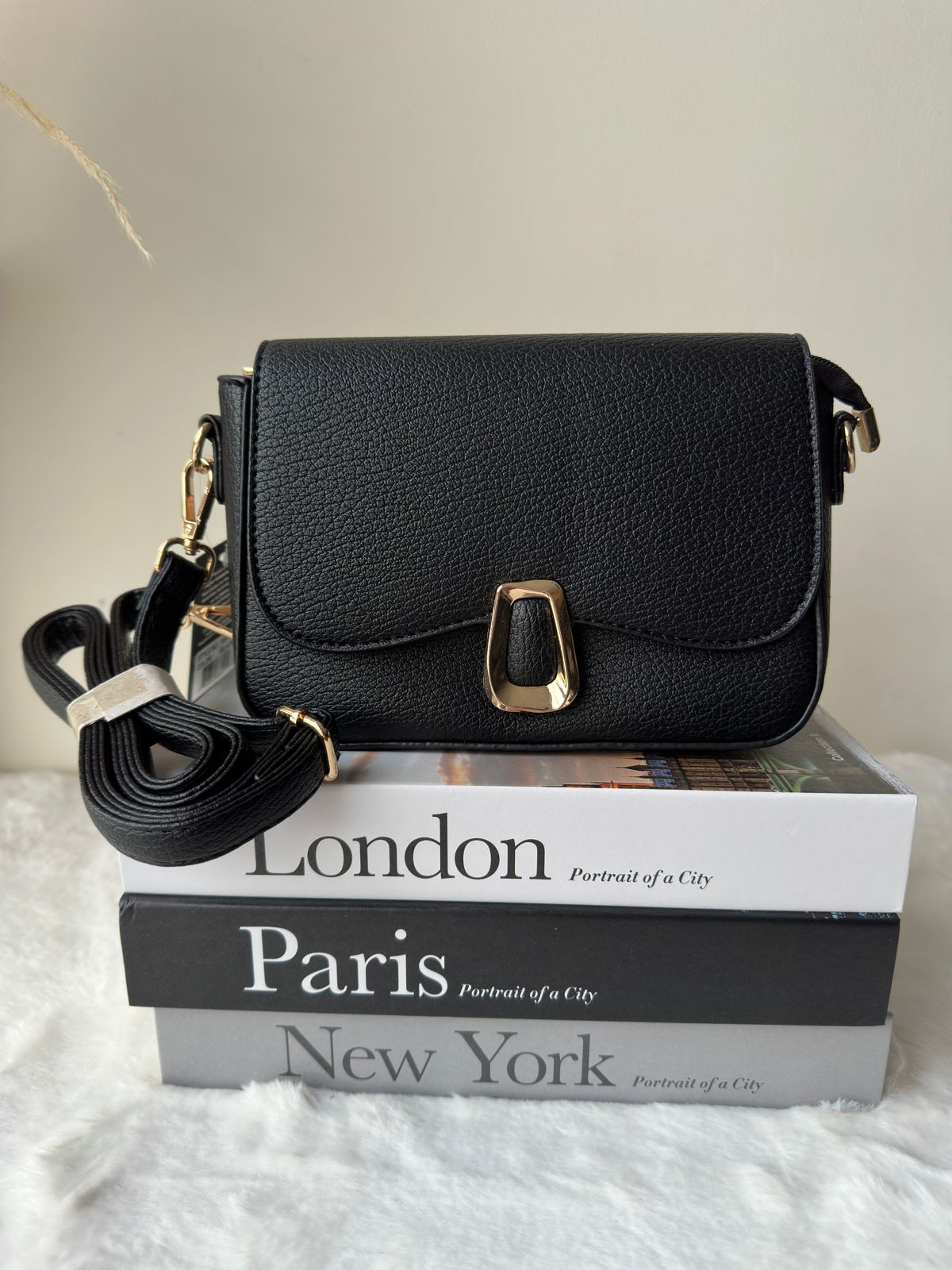 Cartera con broche